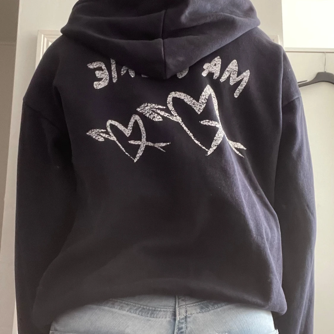 Mörkblå hoodie från Gina Tricot med tryck - 1
