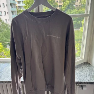 Brun sweatshirt från Stockholm (Surfboard) Club - Säljer en brun sweatshirt från Stockholm (Surfboard) Club i storlek L. Tröjan har rund hals, långa ärmar och en clean look med liten vit logga på bröstet. Mjuk insida och relaxed fit, perfekt för chill dagar.