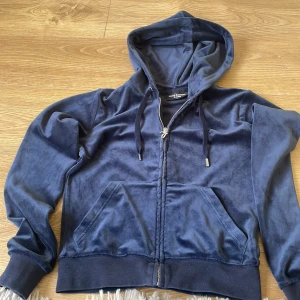 Juicy couture tröja  - Säljer min mörkblåa juicy tröja. Har defekter då ena metall grejen vid snöret ramlat av och änden på J:et vid dragkedjan gått av. Därav det billiga priset! Annars i bra skick. Säljer blåa byxor till i en annan annons. Hör av er vid frågor och fler bilder!