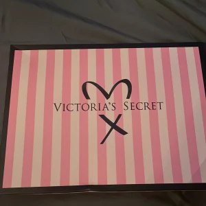 Ljusrosa Victoria’s Secret pyjamas  -  Victoria secret pyjamas som ej finns i Sverige  oöppnad och oanvänd kort ärmad tröja och långbyxor kommer med