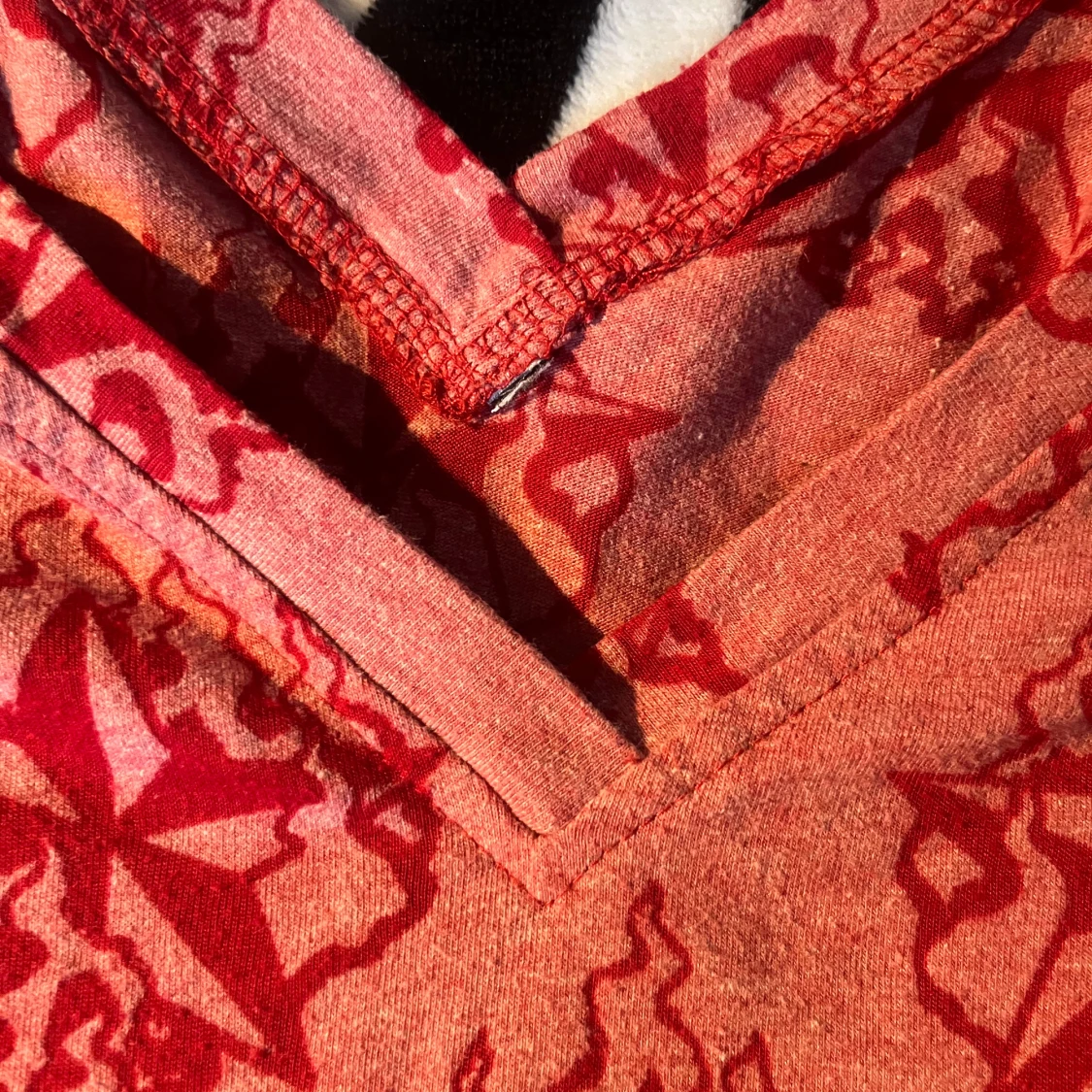 Rosa långärmad tröja med rött mönster - 2