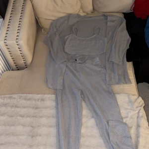 Grå ribbat mjukisset- topp, leggin & kofta -  Grå ribbat mjukisset- topp, leggings & kofta Använd fåtal gånger