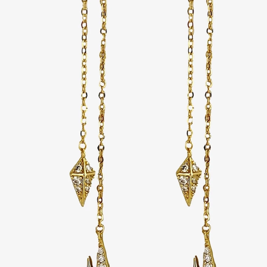 Guldiga IOAKU örhängen med stjärndetaljer