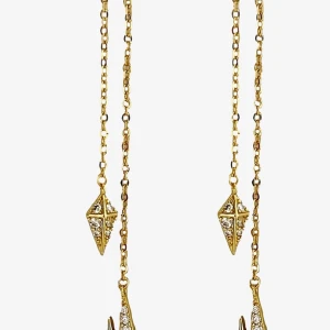 Guldiga IOAKU örhängen med stjärndetaljer - Snygga guldiga örhängen från IOAKU med långa kedjor och glittrande stjärn- och diamantformade hängen. Örhängena har små kristaller som ger extra bling och levereras med originalpåse. Perfekta för dig som vill sticka ut med coola detaljer. Helt oanvända!! Aldrig använt. Nypris 599kr