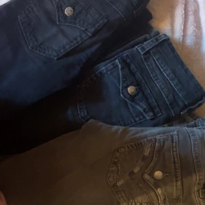 Jeans  - Säljer 3par jeans tillsammans från Gina Tricot och dom alla tre är i storlek 152 de är 2 par svarta och en av dom är mer åt de gråa hållet sen ett par ljus gråa med fina fickor bak 