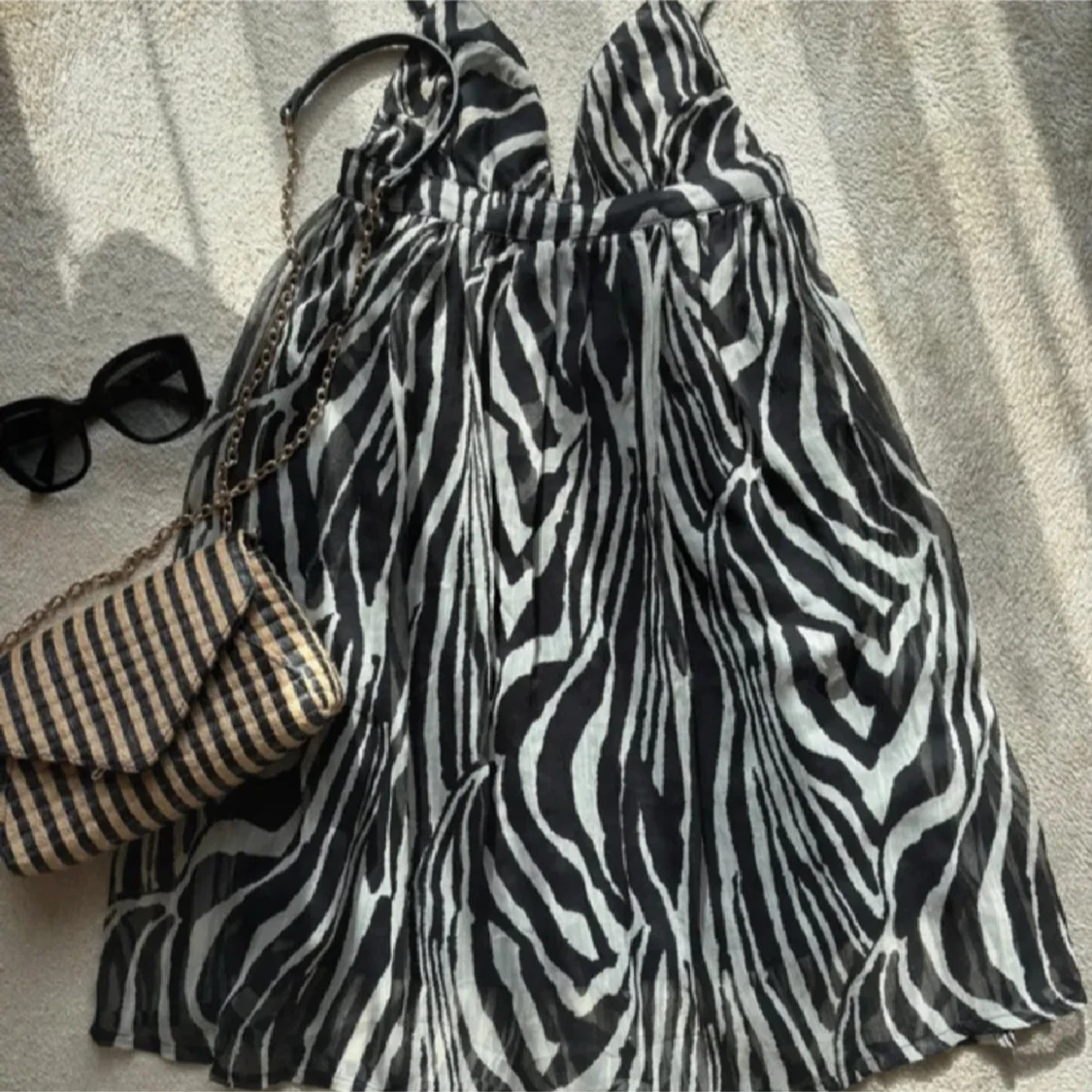 Zebramönstrad kort klänning med smala band - 2