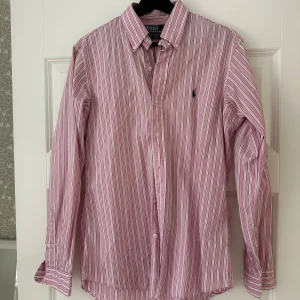 Ralph Lauren skjorta  - Randig Ralph Lauren skjorta till Herr, storleken är som en L. 