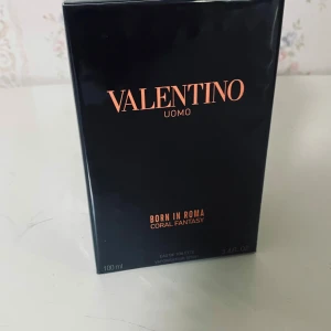 Valentino Uomo Born In Roma Coral Fantasy - Valentino Uomo Born In Roma Coral Fantasy är en herrparfym i en elegant svart kartong med kopparfärgade detaljer. Flaskan rymmer 100 ml eau de toilette och har en lyxig och modern design. Perfekt för dig som gillar exklusiva dofter med en unik twist.