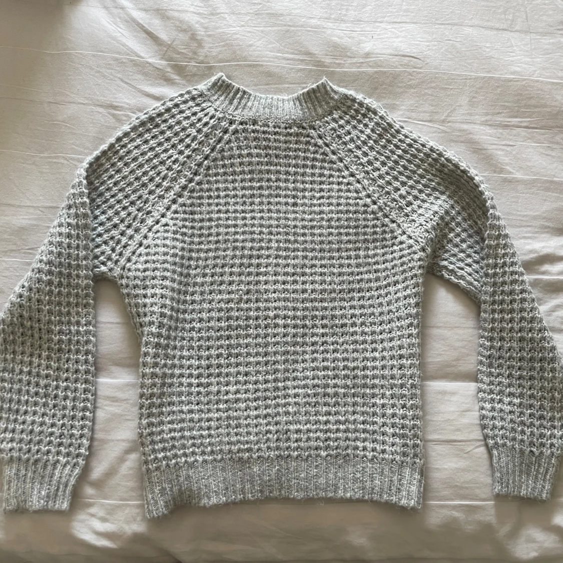 Ljusgrå stickad tröja med struktur - 1