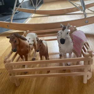 Schleich häst familj - 2 hästar och 1 föl med inhängnad och täcke 