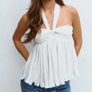 Gina tricot halterneck topp - Superfin vit halterneck topp som aldirg är använd då den var för liten, prislapp kvar❣️storlek xxs