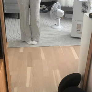 Grå mjukisbyxor från BikBok XS - Säljer ett par grå mjukisbyxor från BikBok i storlek XS. De är low waist och jag säljer dom för att jag har köpt ett par andra 