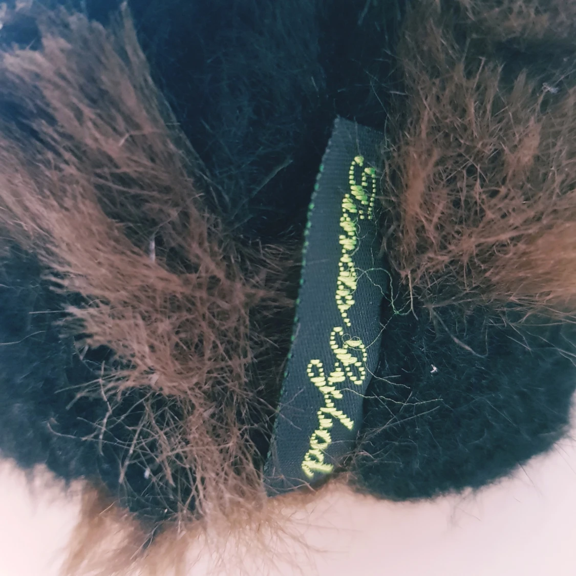 Svart hatt med fuskpäls från Gunvor Syfabr. - 2