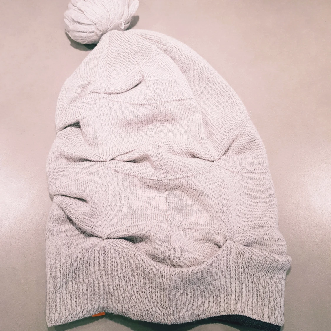 Ljusgrå mössa med tofs från Kari Traa - 1