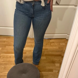 Blå bootcut jeans från JDY köpt på nelly - Säljer ett par klassiska blå skinny jeans från JDY. Jeansen har normalhög midja, smal passform och raka ben. Tillverkade i mjukt denimtyg med snygga sömmar och dragkedja framtill. Perfekta till sneakers eller boots.