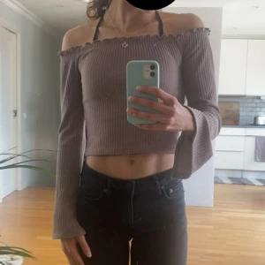 Rosa ribbad offshoulder topp - Säljer en stretchig mörk rosa ribbad offshoulder topp från Nelly med långa utsvängda armar och cropped passform. Suuuper fin, säljer pga den är för liten. Använda 2 ggr! Passar både s och xs perfekt pga stretchig. Pris kan disskuteras.