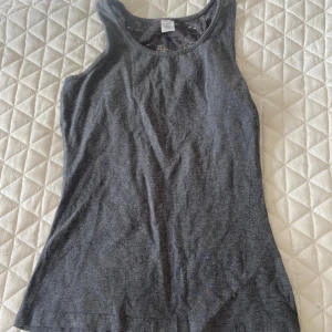 Grå linnetopp med spets från Lindex - Mörkgrått linne från Lindex. Pris går att diskutera🙂
