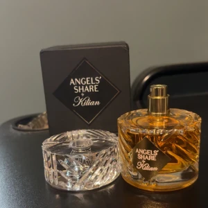 Killian angels Share parfym - En vintrig doft som är unisex, med lite varm och Woody doft. Perfekt för vardag under vintertid! Bara använt denna 2 gånger.