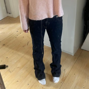 Mörkblå jeans  - Säljer ett par mörk blåa jeans från Lager. Använda 1 gång. Passar perfekt nu till hösten! Storlek xs/34. Säljer billigt då dem inte används, köpta för 400
