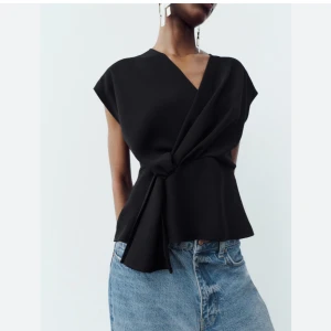 Zara svart knyt tröja - Säljer denna tröjan från Zara. Aldrig använt och prislapp sitter fortfarande kvar! Original pris är 349.