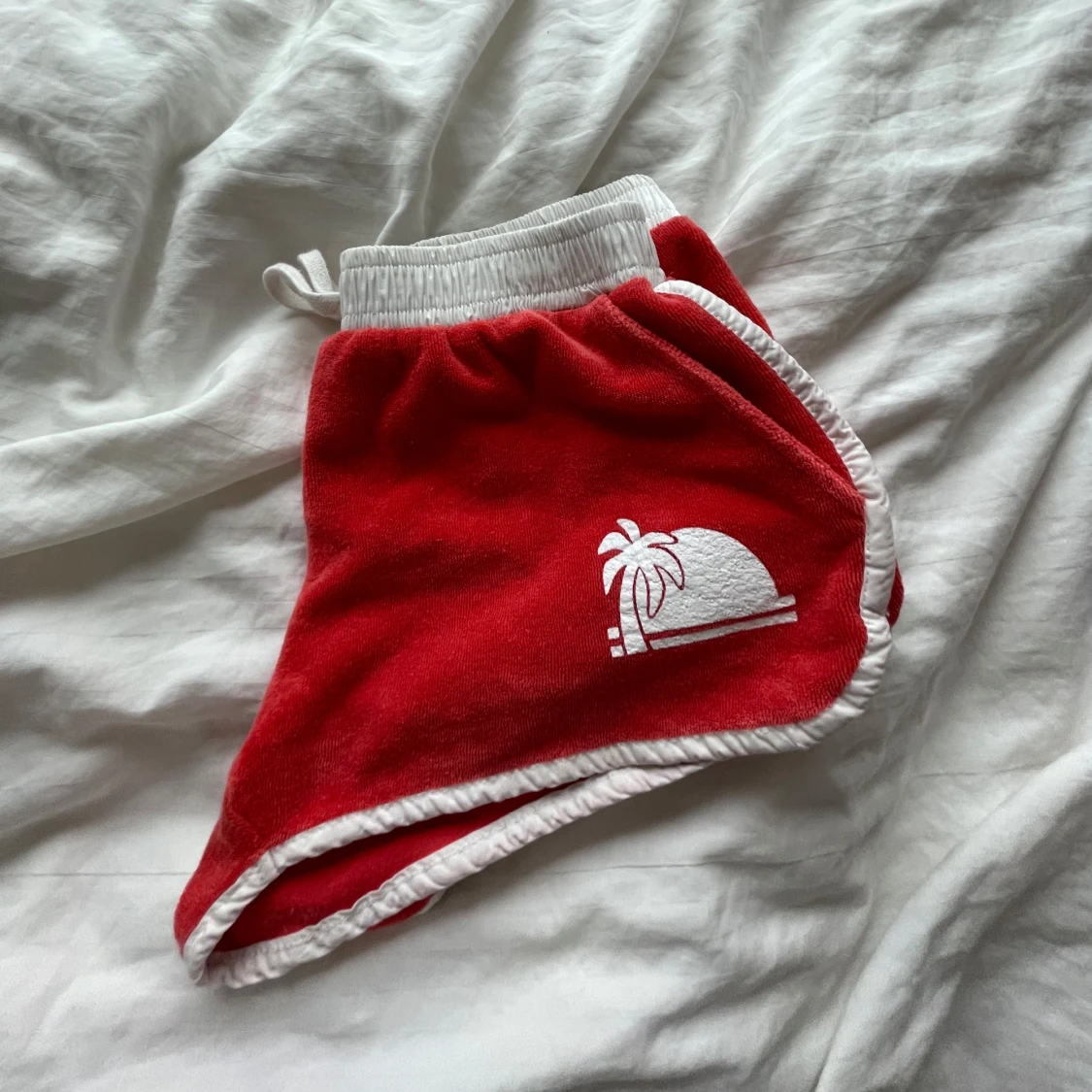 Röda frottéshorts med snörning - 2