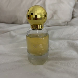 Sol de Janeiro Cheirosa '62 Parfym - Cheirosa ’62 är en charmigt varm gourmand-doft – söt, bärig och mjukt nötig – som passar särskilt på sommaren eller när du vill känna dig mysig och fräsch. 50ml. Använt några gånger 