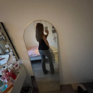 Grå bootcut jeans - Säljer ett par gråa bootcut jeans med klassisk femficksdesign och snygg tvätt. Jeansen har normal passform och är tillverkade i mjukt denimtyg som sitter skönt hela dagen. Perfekta för dig som gillar en stilren look med lite retrovibe.