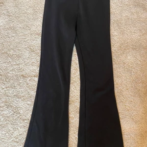 Mjukisbyxor  - Jättesköna utsvängda mjukisbyxor från Kappahl. Använt 1-2 gånger storlek 170.