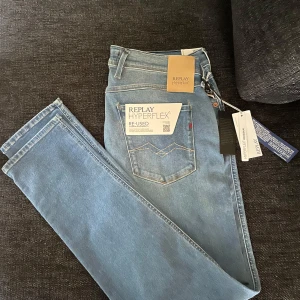 Helt nya Replay Hyperflex anbass jeans - Köpte dessa på nätet och dem var förstora och det var krongligt att skicka tillbaka så säljer bara dem här istället. Det är ett par helt nya replay anbass hyperflex jeans i blå färg. Vid frågor så skriv jag svarar snabbt!