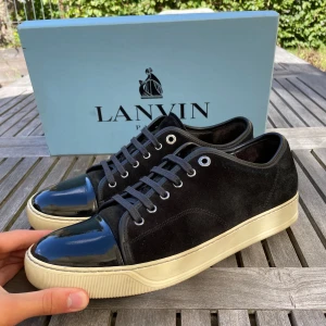 Lanvin skor  - Hej! Säljer nu dessa sjukt snygga Lanvin skor. Skorna är i toppskick! Vi rekommenderar att gå ner en storlek. Har ett begränsat antal boxar och dustbag! Hör gärna av dig vid frågor 