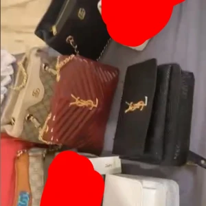 Vinröd Y.S.L axelväska - Flera väskor inne på min profil förutom den röda skriv gärna för bättre bild samt dom andra. Pris kan diskuteras