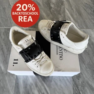 Valentino Rockstud skor  - REA! - Valentino Rockstud - Skick: Jättefint skick - Storlek 35, passar 35,5 - Tillbehör orginal boxen i bild - Nypris: 6000kr - TrendWardrobe