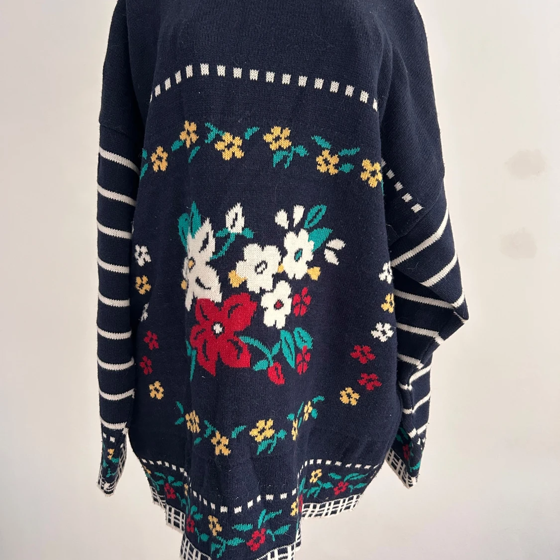 Blommig tätstickad tröja från Lindex