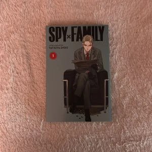 SPY x FAMILY 1 - En spännande och humoristisk manga om en spion, en lönnmördare och en telepat som bildar en ovanlig familj. Perfekt för dig som gillar action, hemligheter och oväntade relationer. Passar både ungdomar och unga vuxna!