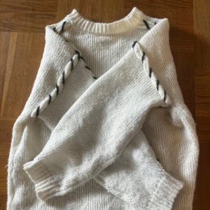 Vit stickad tröja med svart detalj - Mysig vit stickad tröja till hösten o sommarn!! Säljer då den inte kommer till nån användning, köpt vintage så ingen aning om märke och storlek men skulle uppskatta att den passar xs/s/m💕