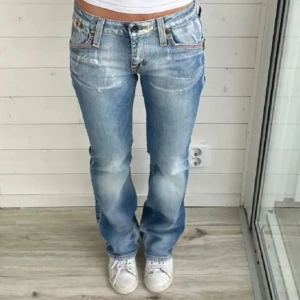 Blå bootcut jeans - Säljer ett par snygga blå bootcut jeans från g-star. Köpte precis på plick och säljer igen eftersom de var för stora för mig! Bilderna är från personen jag köpte jeansen av!