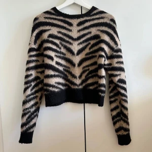 Stickad tröja - Zebra mönstrad stickad tröja från NA-KD. Strl XS. Tryck gärna på ”köp”.