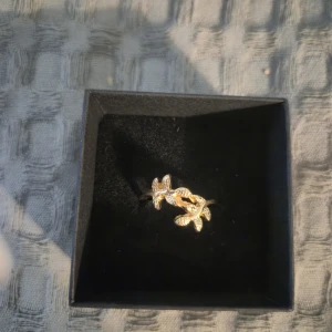 Guld ring  - PRISET GÄLLER ENDAST VID KÖP AV BUNDLE MED SMYCKEN ÖVER 50 KR!!! GRATIS GÅVA MED VARGE ORDER!! Supertrendig stockholmsstil tjejer, ring guld. Gjord av stål, jag svarar och skickar alltid snabbt!