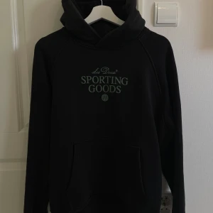 Klädpaket - herr, märkeskläder  - Svart Les Duex hoodie! Fint skick! • Marinblå stickad Morris tröja! Väldigt lite använd, toppen skick! • Vit Bondelid tröja! Använd några gånger, inga tecken på användning! • Paketpris: 749kr