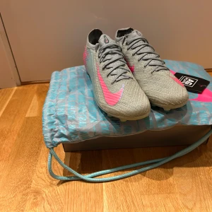 Nike vapor 16 elite  - Riktigt snygga fotbollskor Nike vapor 16 elite ag dessa skor är typ helt nya lite små defekter men som inte påverkar,syns knappt allt og ingår köpta från unisport för 3499 mitt pris 999 steal !! Går att diskutera pris 