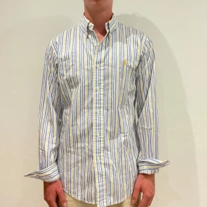 Randig skjorta från Ralph Lauren - Randig Ralph Lauren skjorta || Storlek S (Custom Fit) || Skjortan är i bra skick || Mitt pris 499kr || Modellen på bilden är 170cm och väger 62kg || Tveka inte på att höra av dig vid frågor eller funderingar 