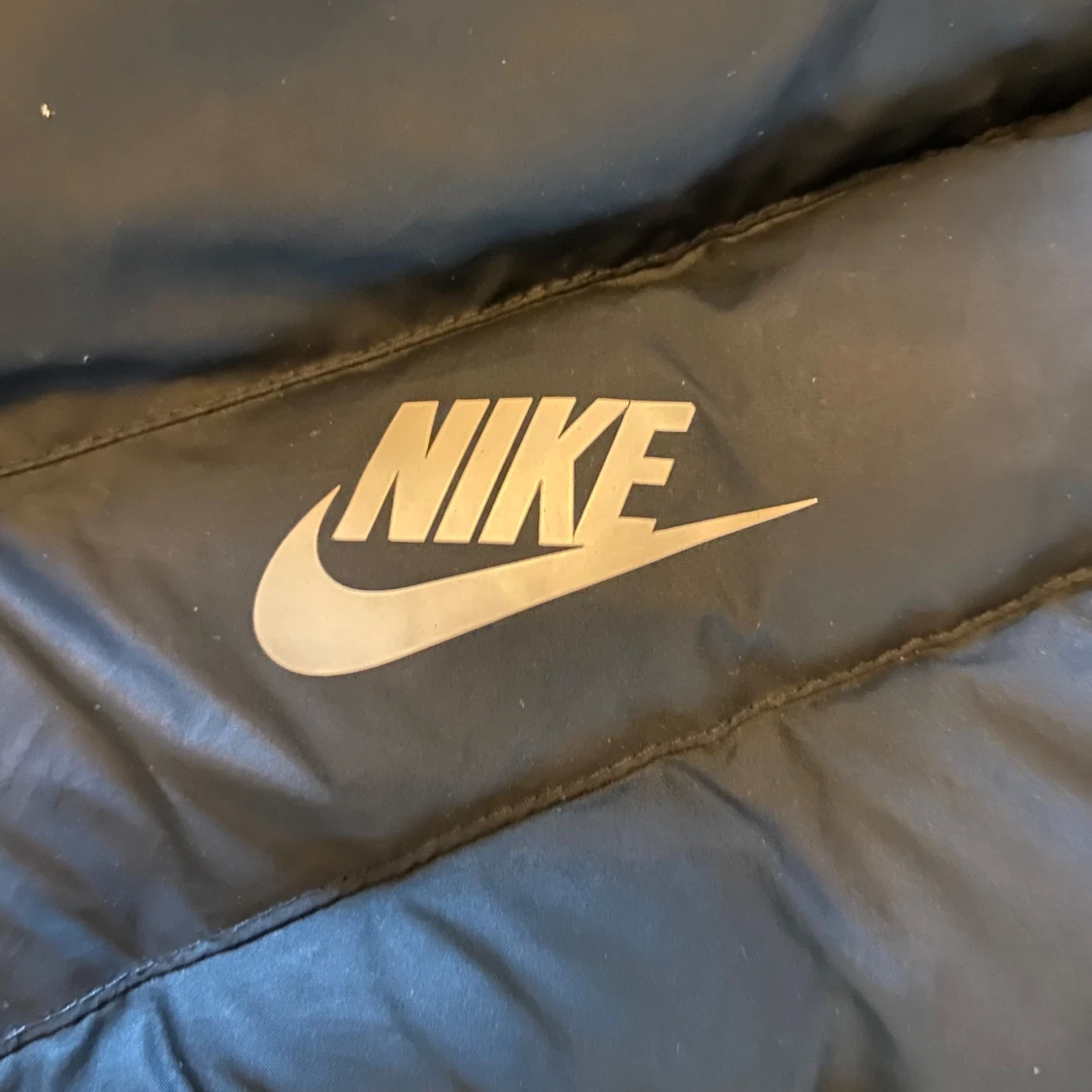 Svart pufferjacka från Nike - 3