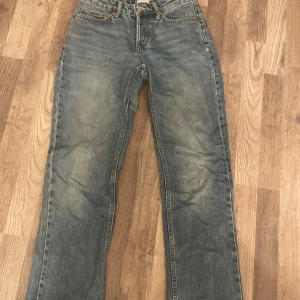 Lager 157 ICON jeans - Fina ”staright” lågmidjade jeans feån kager 157 i modellen ”Icon” Dem är använda men i fint skick😊