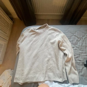 Beige stickad tröja från arket - ursprung pris 970 kronor och knappt använd lite noppriga .