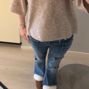 Gina jeans trendiga - Ginatricot 14+ jeans, helt slutsålda, använda flitigt men bra skick ❣️storlek M, passar mig i längden perfekt som är ca 165cm lång