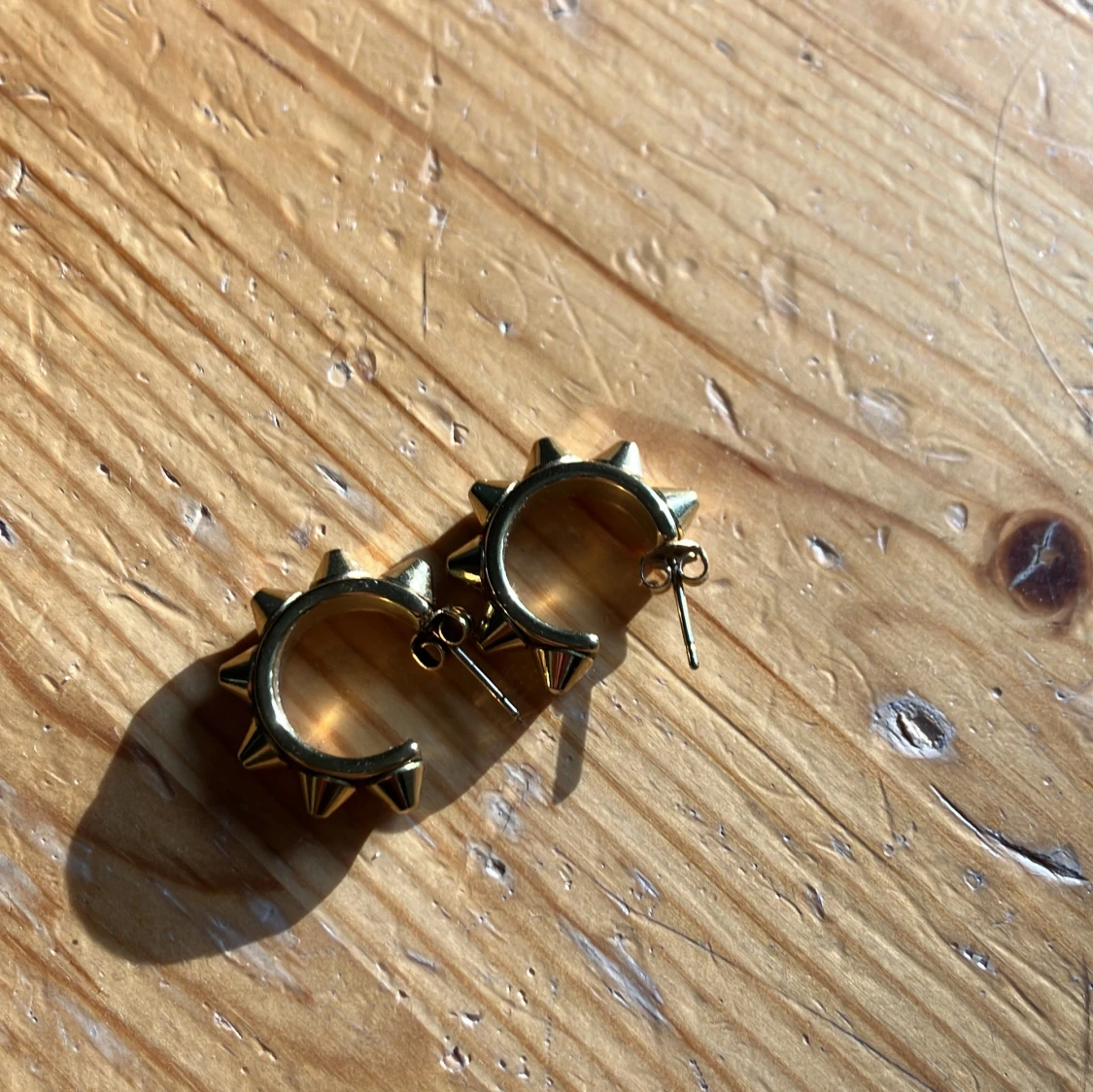 Guldiga hoops med nitar - 1