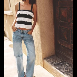 Ljusblå wide jeans med slitning - Säljer dessa supersnygga jeans från zara med slits vid hälen då dem tyvärr var för stora köpte för 400 nypris men säljer för 250. Helt nya har bara testat på dem men ej använt!