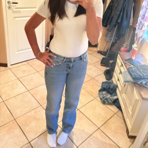  ljusblå raka jeans - Jeansen har rak passform, normal midja och femficksdesign. Tillverkade i robust bomullsdenim, perfekta för en avslappnad och tidlös look💕