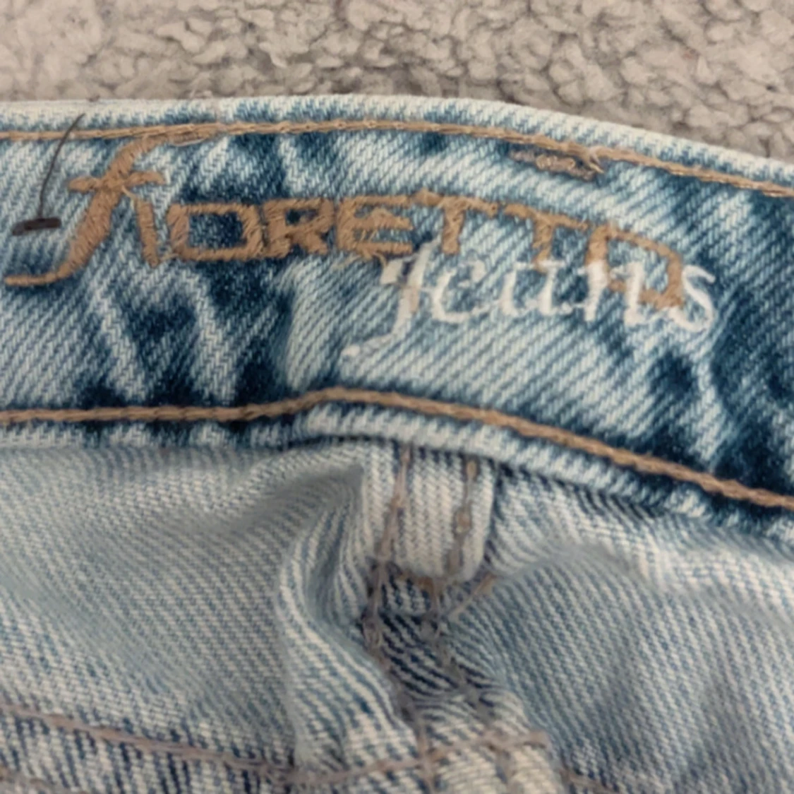 Ljusa ripped jeans från Fioretta - 3