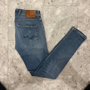 Replay Anbass ljusblå jeans herr - Blåa Replay Anbass Jeans || Storlek W30 L32 || Jeansen är i bra skick || Mitt pris 599kr || Tveka inte på att höra av dig vid frågor eller funderingar 
